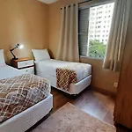 Apto grande com rede de descanso na sala
