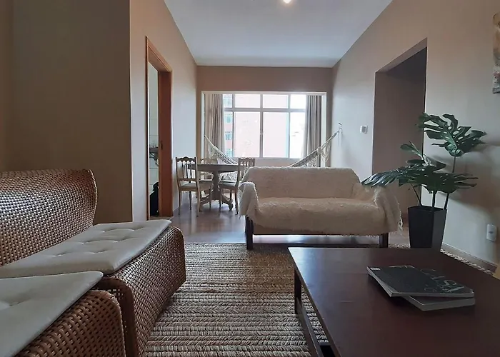 Apto grande com rede de descanso na sala